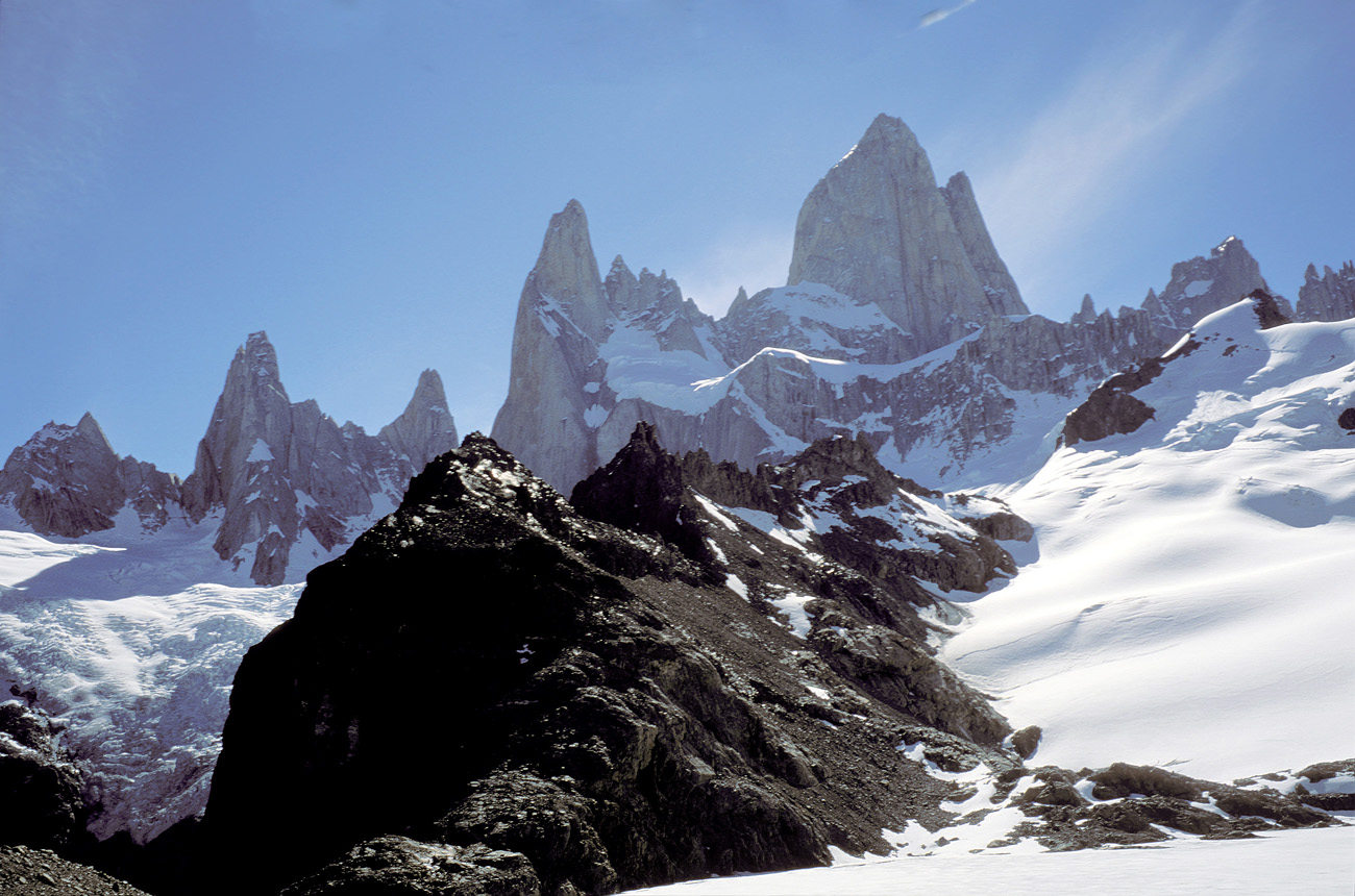 pat_220 los tres.jpg - Argentine, Fitz Roy, décembre 2002 : laguna de Los Tres vue sur le Fitz Roy à contre jour depuis le point de vue sur la laguna gelée de Los Tres Velvia 50
